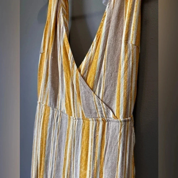 LE LIS - STRIPED CROPPED CROSSED BACK JUMPSUIT Size small EUC - Picture 3 of 10